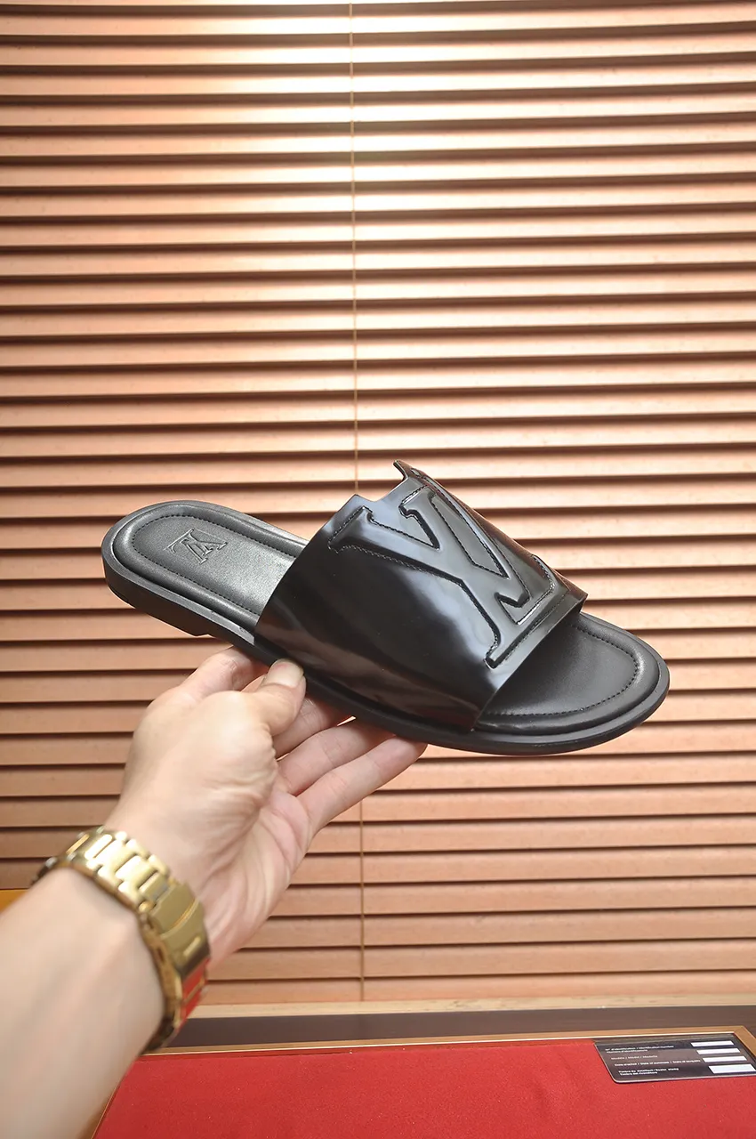 Men's shoes 💰360💶 [Louis Vuitton LV slippers] (high-end cowhide) counter 1:1 fashion style, a must-have for summer! The designer used LV’s iconic outsole. The original simple slippers instantly become fashionable! The upper is made of flexible special cowhide leather straps alternately, and the workmanship is exquisite! A must-have for stylish men in summer, size 38-46 (45 46 customized)